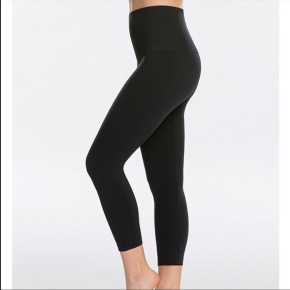SPANX Black Capris - Picture 1 of 4